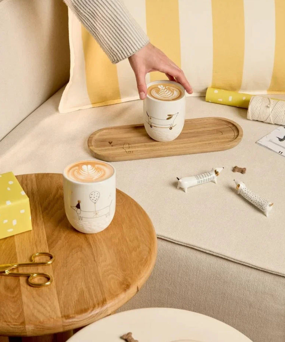 Gros plan en situation de Mug en porcelaine Teckel skateboard de la marque Räder