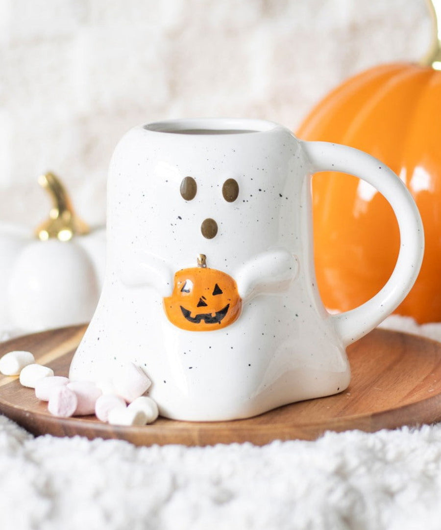 Mug fantôme avec citrouille de la marque Something Different, présenté dans une ambiance d'Halloween