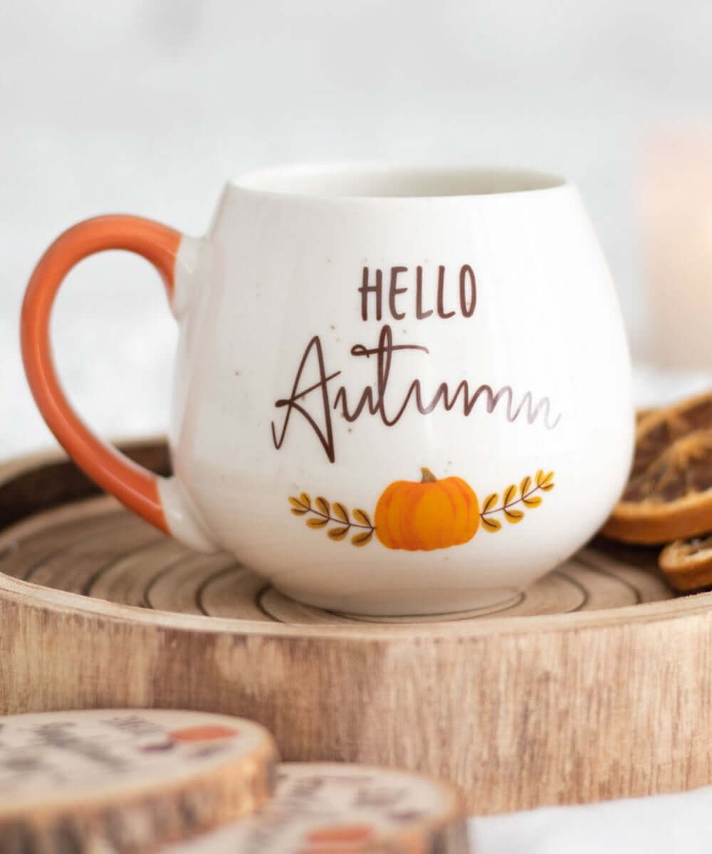 Mug Hello Autumn sélection Merci Léonie, présenté dans une décoration d'automne