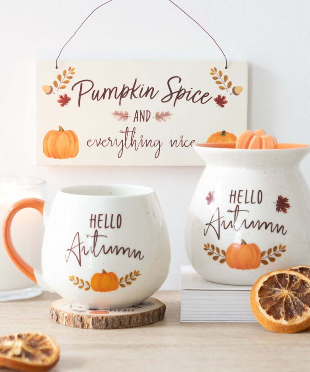 Mug Hello Autumn sélection Merci Léonie, présenté dans une ambiance de goûter d'automne