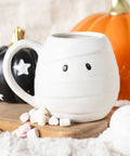 Mug momie de la marque Something Different, présenté dans une ambiance d'Halloween