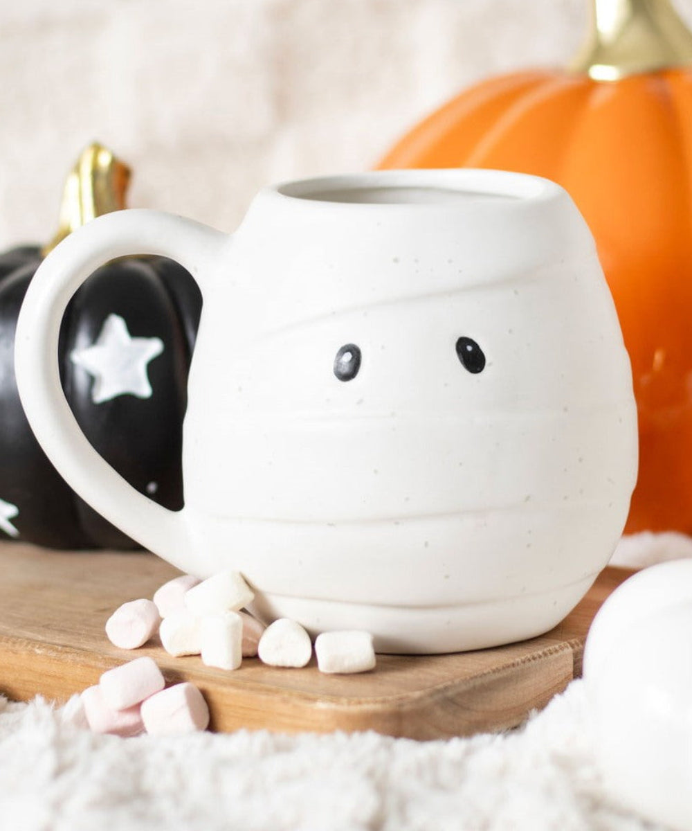 Mug momie de la marque Something Different, présenté dans une ambiance d'Halloween