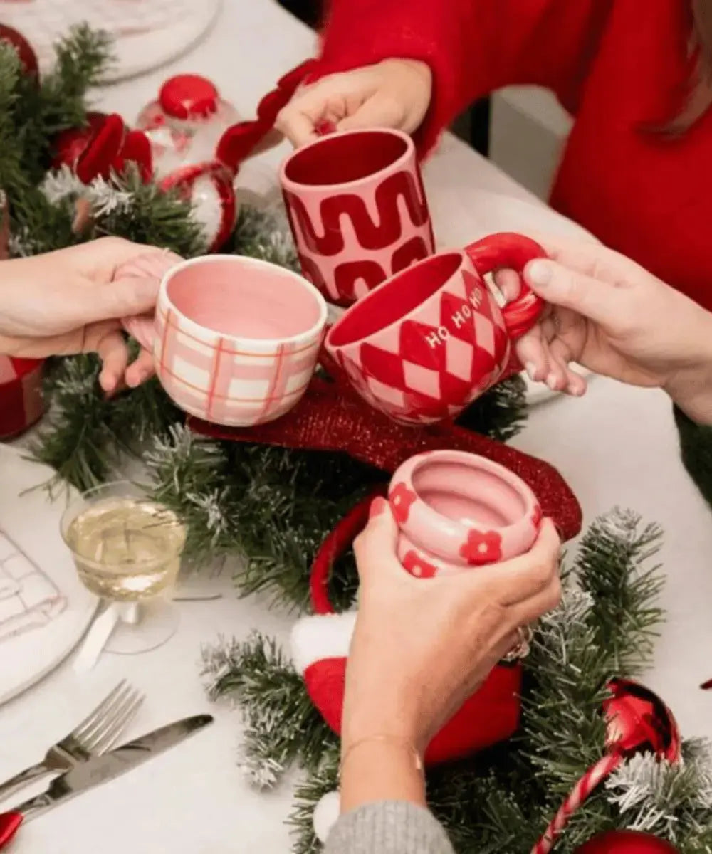 Vue du mug Natalia de Qué Rico sur une table décorée