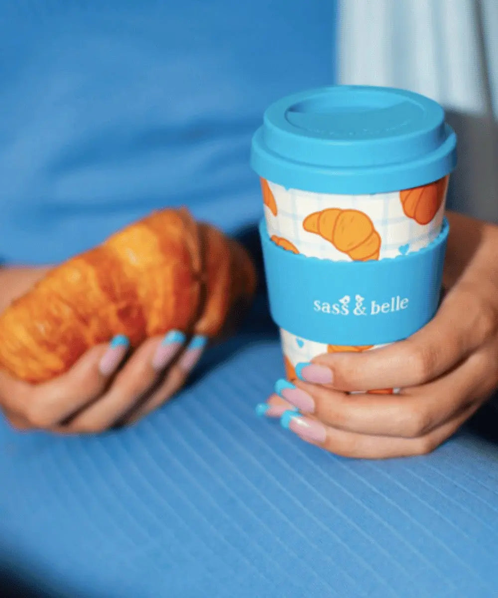 Femme utilisant le Mug Nomade Croissants de Sass & Belle