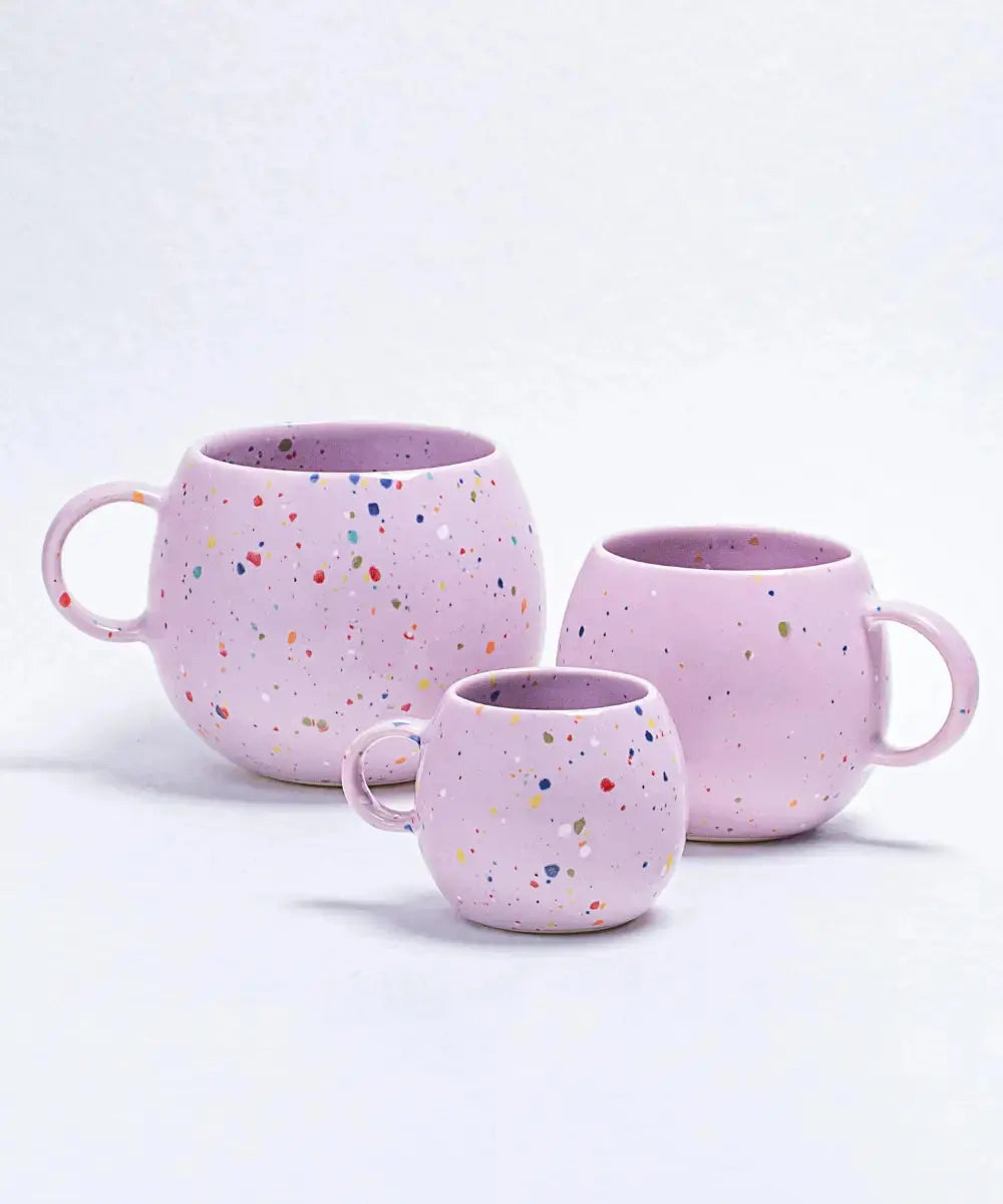 Vue des différentes tailles des Mugs Party Ball de Egg Back Home