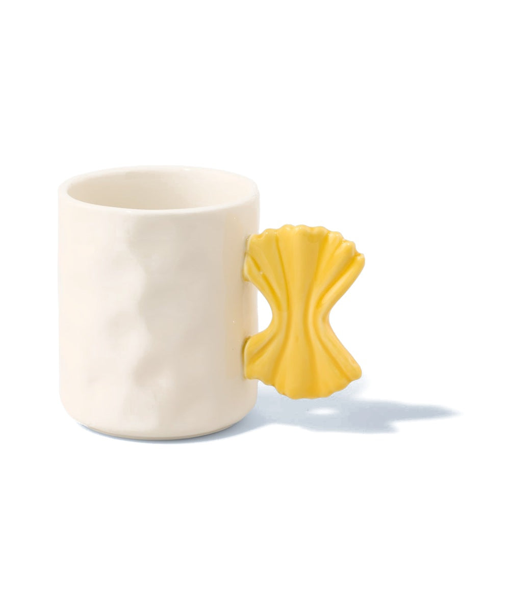 Mug Pasta Fluid Market blanc, anse jaune en forme de farfalle, sur fond blanc