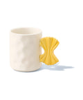 Mug Pasta Fluid Market blanc, anse jaune en forme de farfalle, sur fond blanc