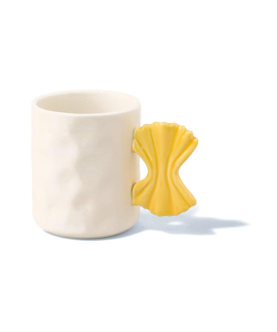 Mug Pasta Fluid Market blanc, anse jaune en forme de farfalle, sur fond blanc