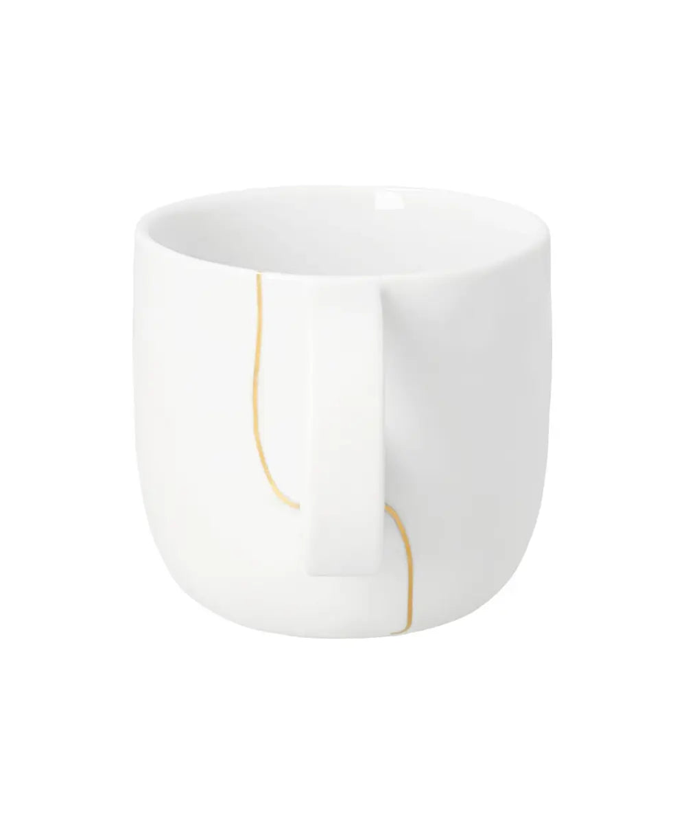Mug en porcelaine blanche rader avec petite figurine de pere noel dans anse et details dores.