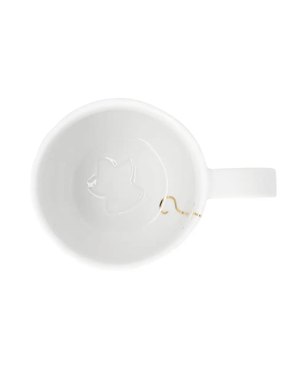 Mug en porcelaine blanche rader avec petite figurine de pere noel dans anse et details dores.