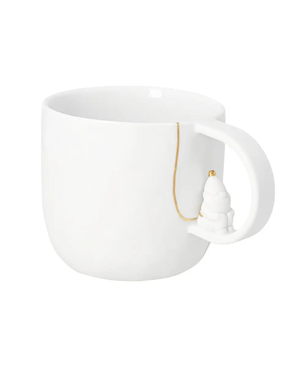 Mug en porcelaine blanche rader avec petite figurine de pere noel dans anse et details dores.