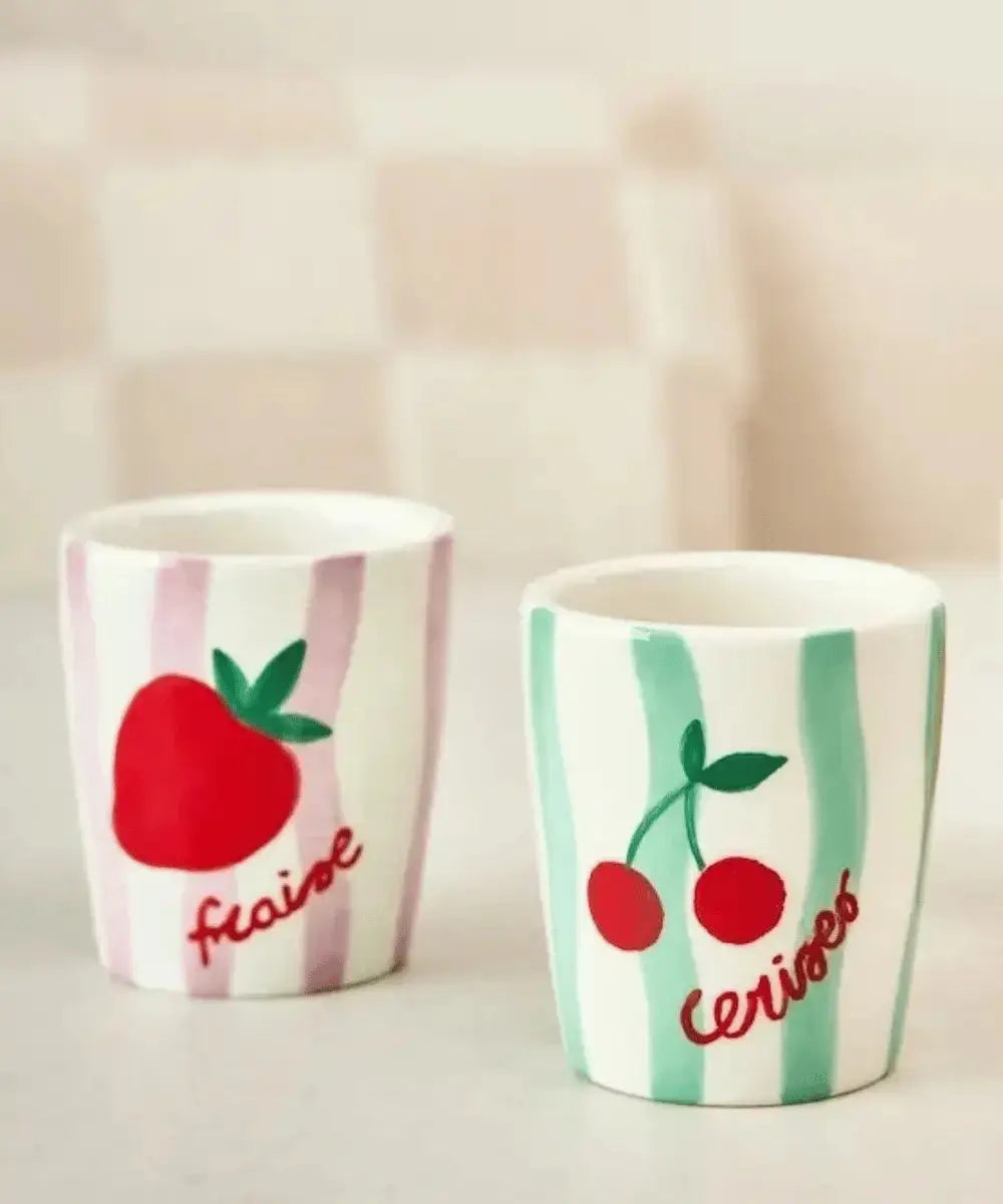 Mug Valentina Fraise posé sur une table