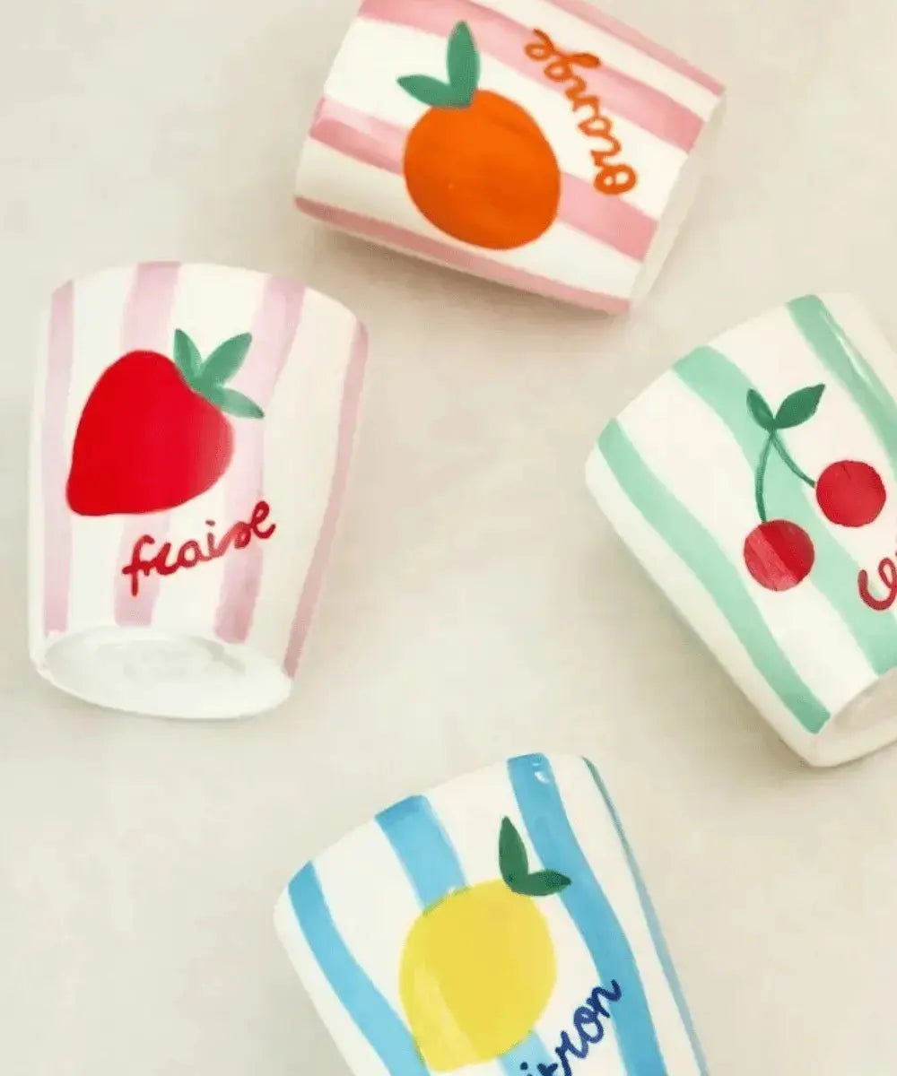 Vue du mug Valentina Fraise à rayures violettes de la marque belge Qué Rico