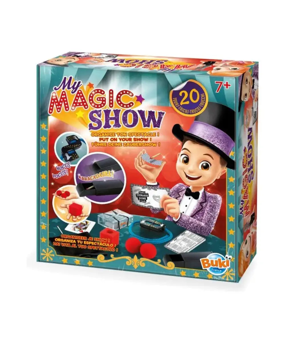 My magic show Buki vu de face sur fond clair