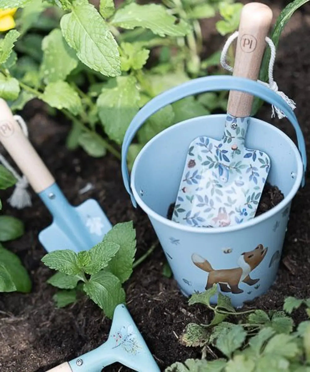 Outils de jardinage pour enfant Forest Friends de Little Dutch posés dans le potager