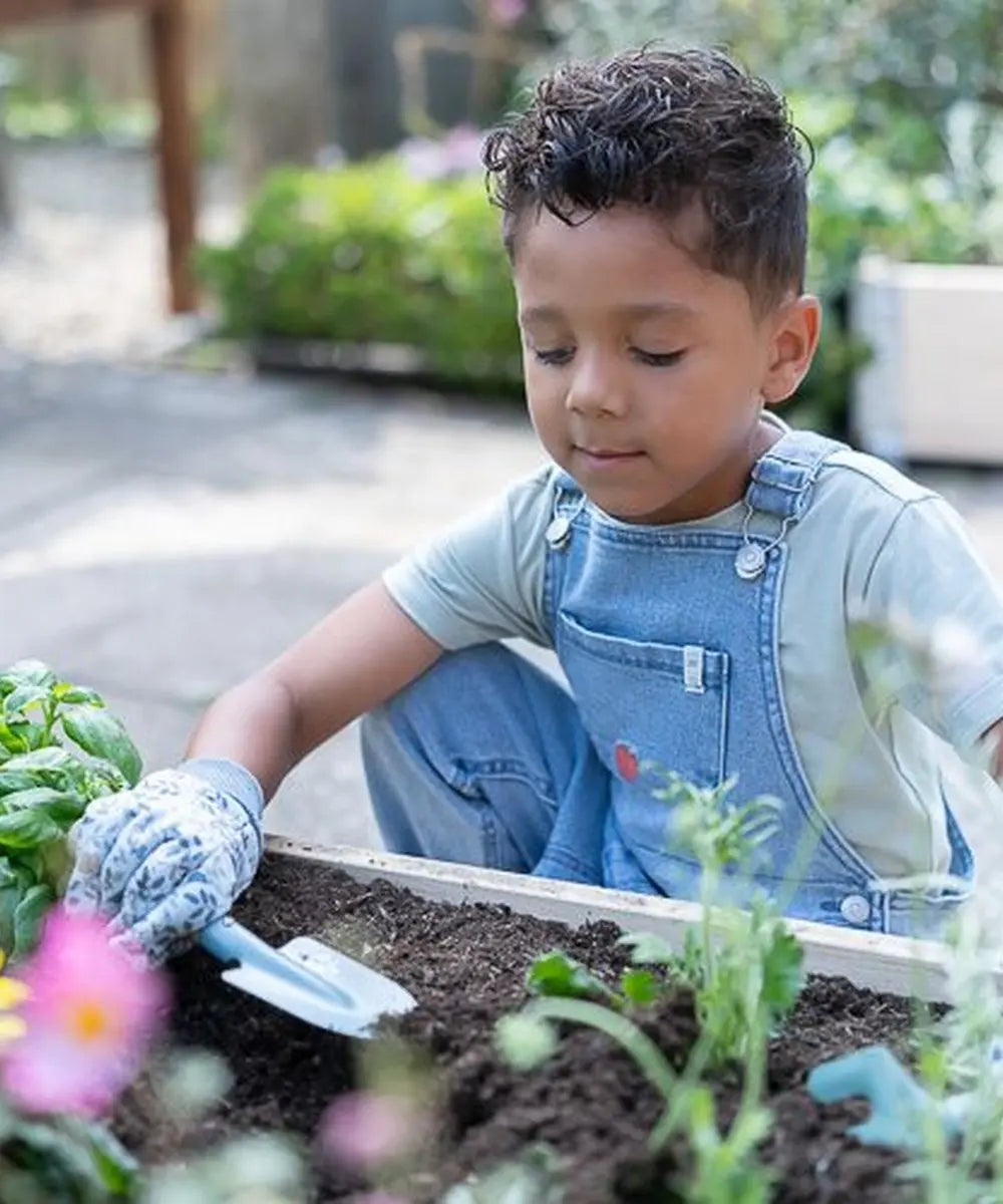 Enfant en train d'utiliser les Outils de jardinage pour enfant Forest Friends de Little Dutch