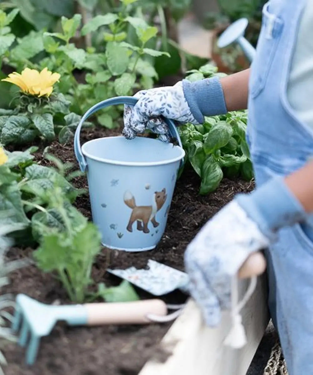 Enfant en train d'utiliser les Outils de jardinage Forest Friends de Little Dutch