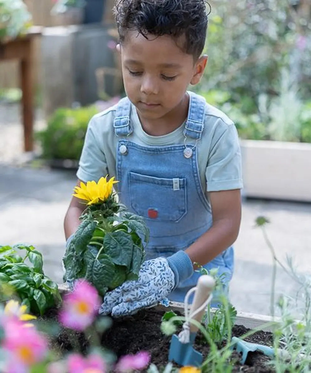 Enfant de 4 ans en train d'utiliser les Outils de jardinage pour enfant Forest Friends de Little Dutch