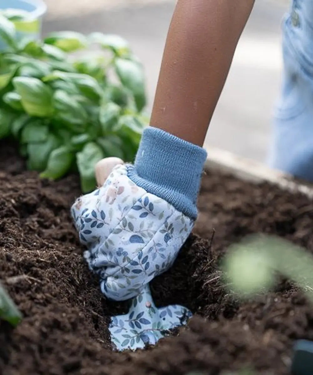 Enfant en train d'utiliser les Outils de jardinage pour enfant Forest Friends de Little Dutch