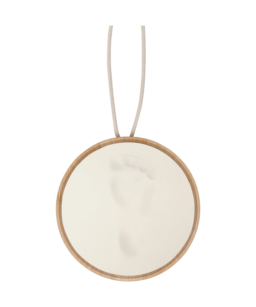 Médaillon empreinte bois vierge et son cordon sur fond blanc