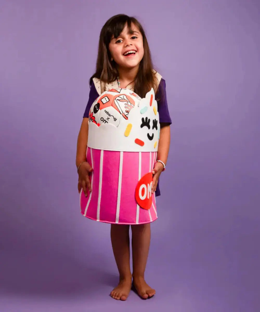 Petite fille portant le panier de rangement Pop-Corn de OMY