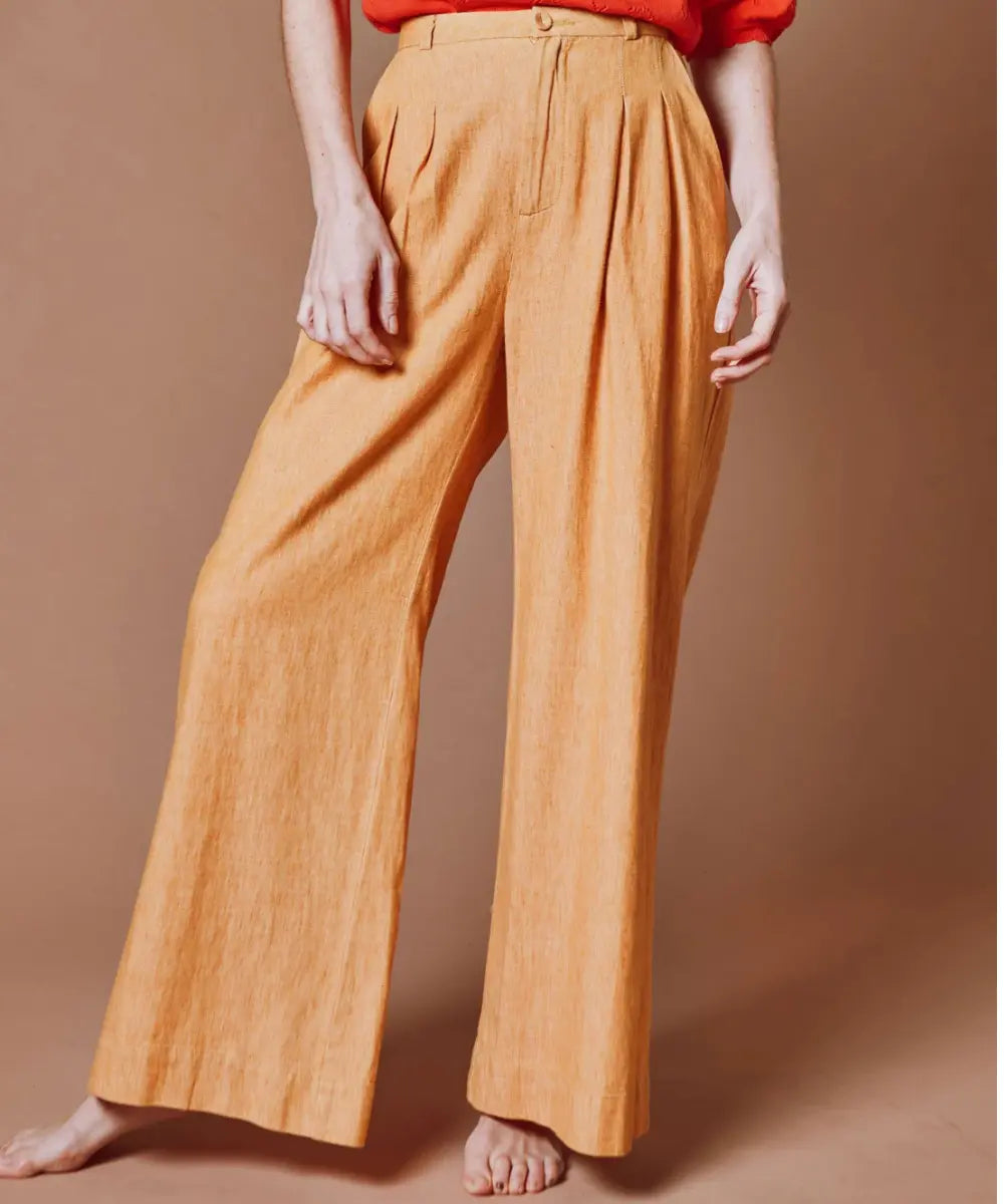 Femme portant le Pantalon ample Jaune Chiné en coton lin de Emile et Ida