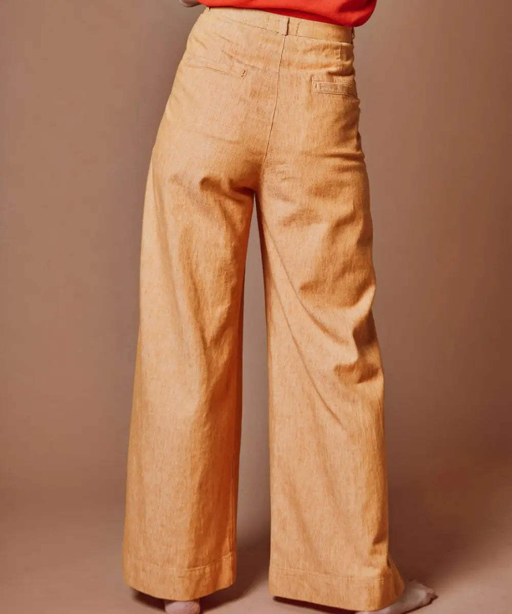 Femme de dos portant le Pantalon ample Jaune Chiné en coton lin de Emile et Ida