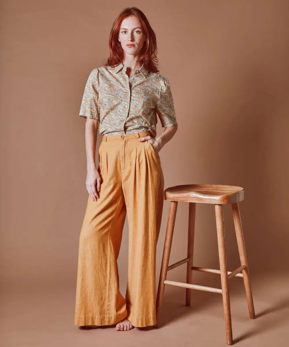 Femme portant le Pantalon ample Jaune Chiné en coton lin de Emile et Ida