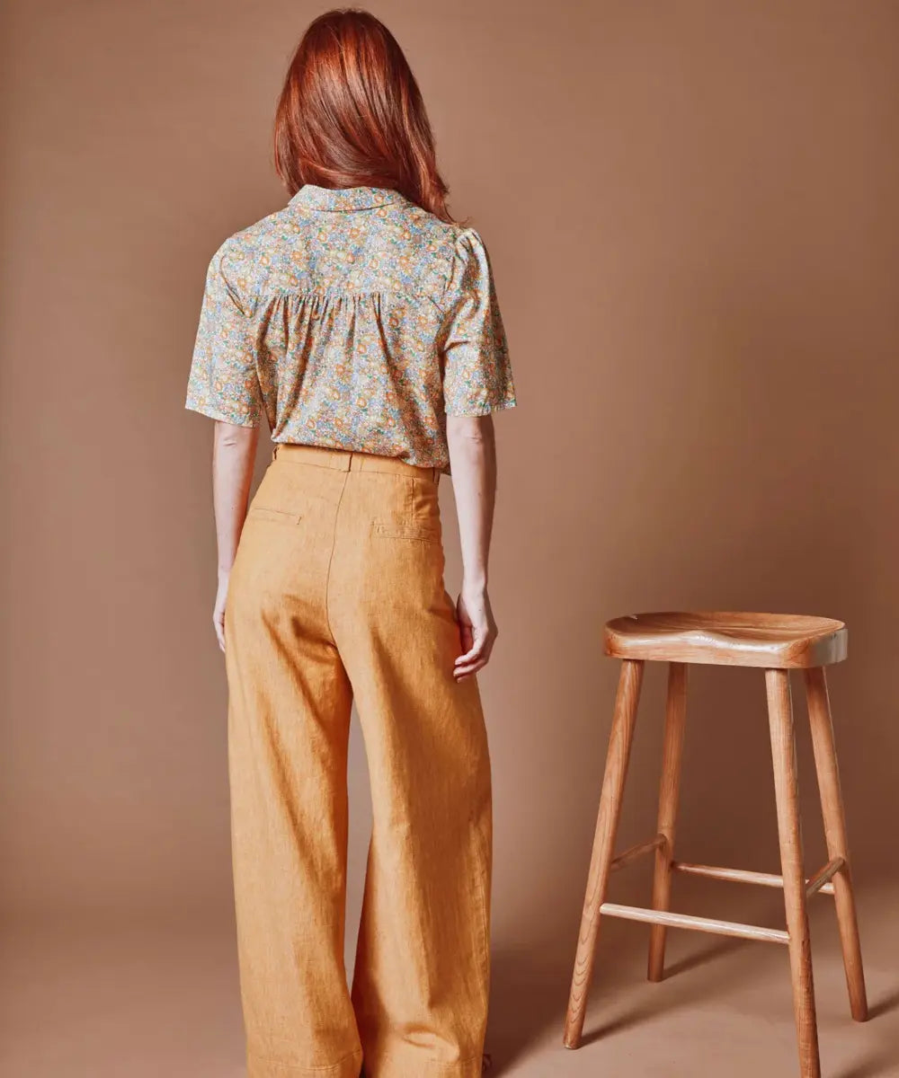 Femme de dos portant le Pantalon ample Jaune Chiné en coton lin de Emile et Ida