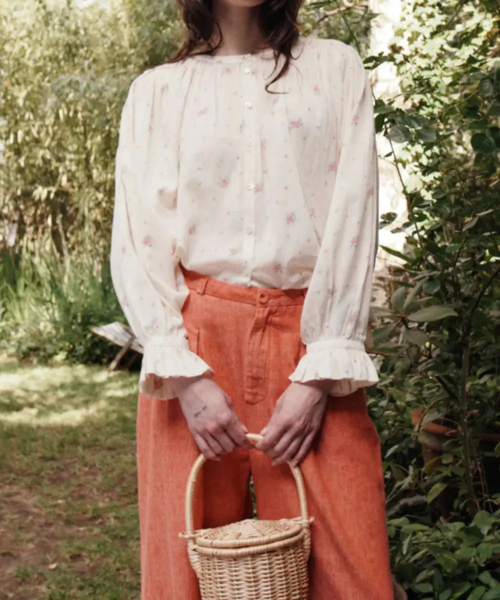 Photo en situation du pantalon rouge chiné d'Emile et Ida