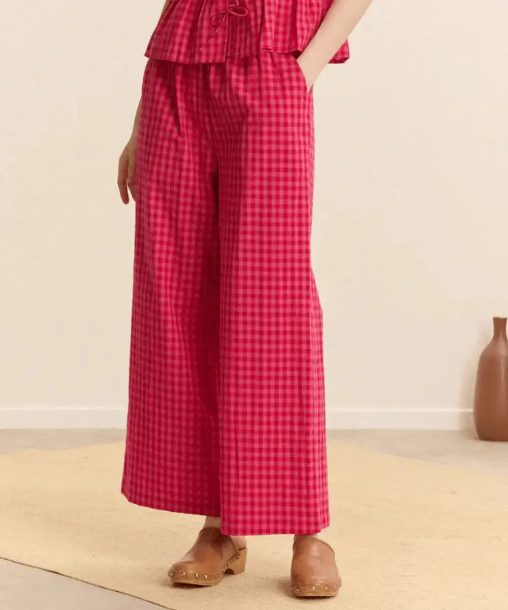 Pantalon large en coton et avec un imprimé vichy rose, modèle Coline de la marque Garance Paris