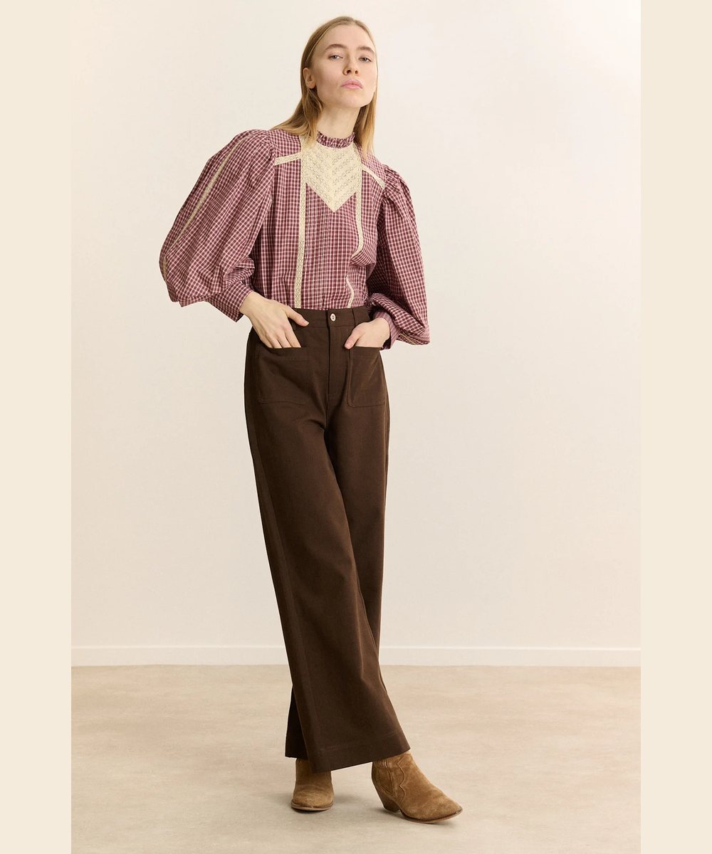 Pantalon droit Torres Marron Garance Paris porté avec une blouse à carreaux