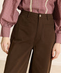 Détail de la taille haute et des poches du pantalon Torres Marron