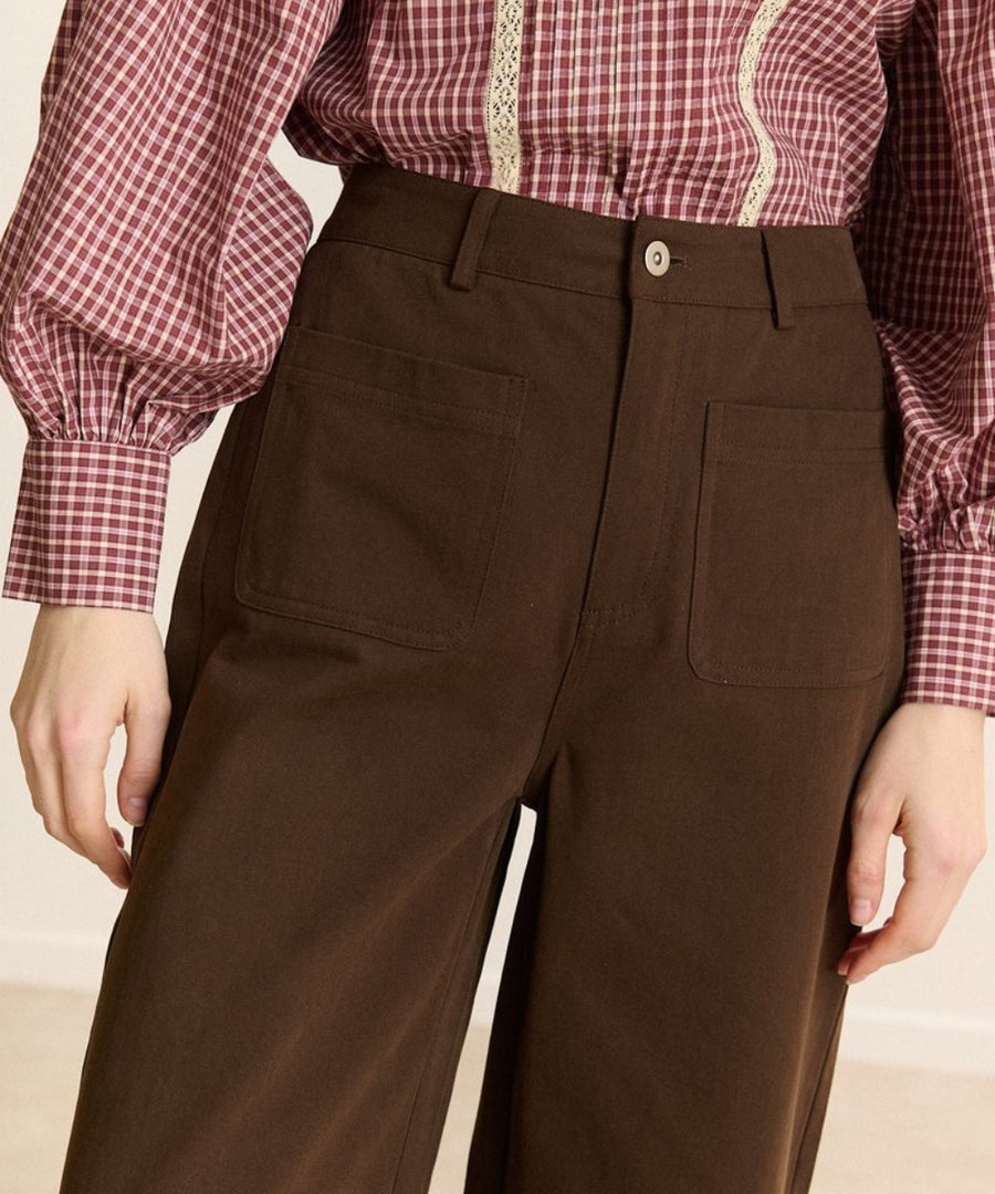 Détail de la taille haute et des poches du pantalon Torres Marron