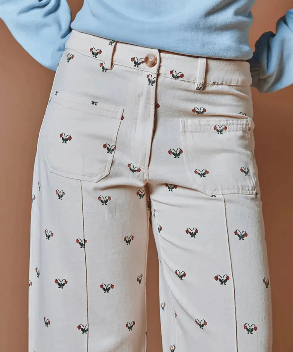 Photo portée du pantalon Fraises de Emile et Ida