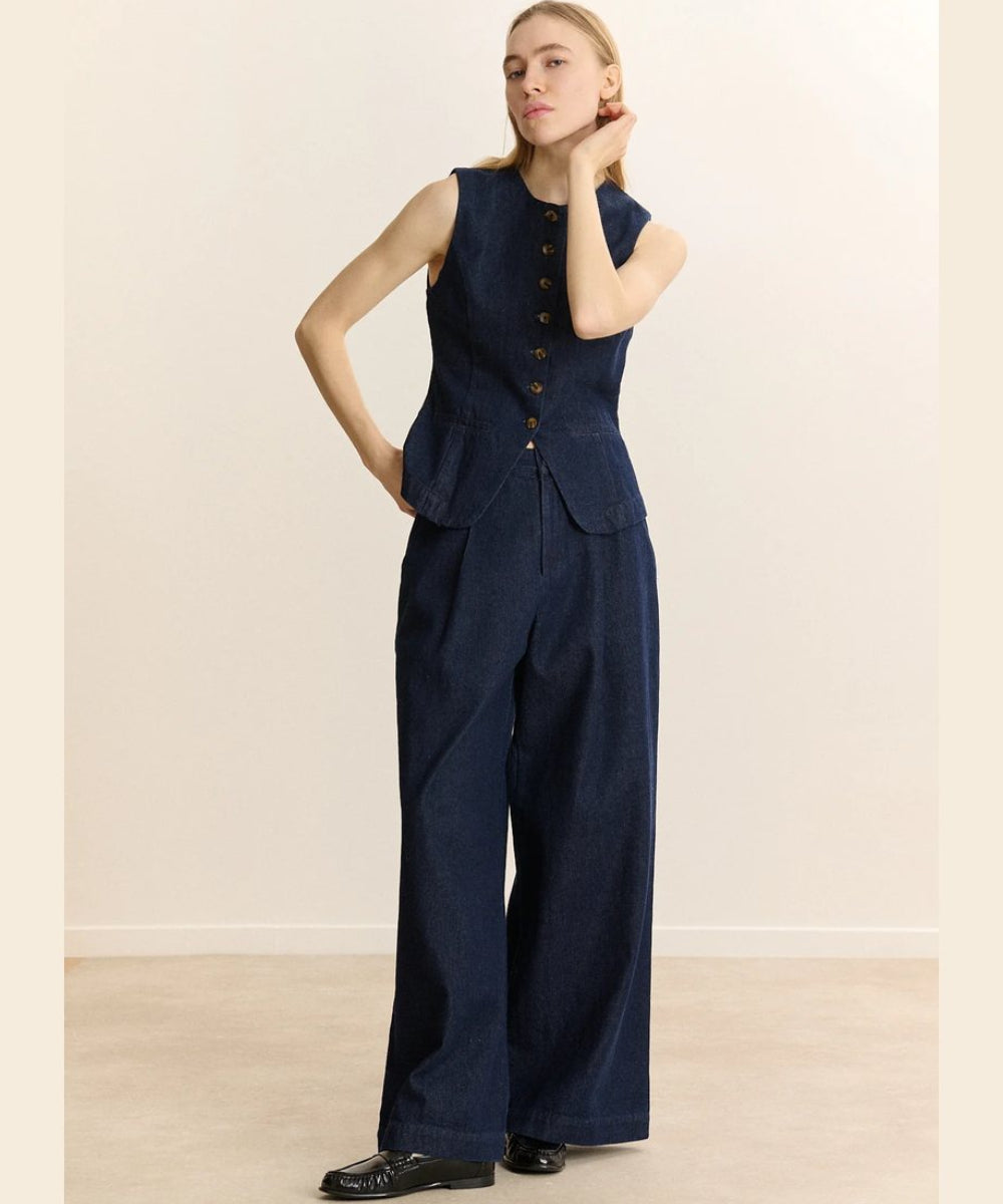 Pantalon large Voltaire Brut Garance Paris porté avec un gilet bleu