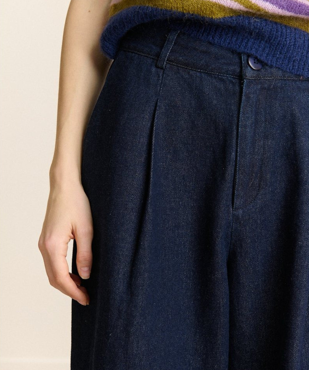 Détail de la taille haute et des pinces du pantalon Voltaire Brut