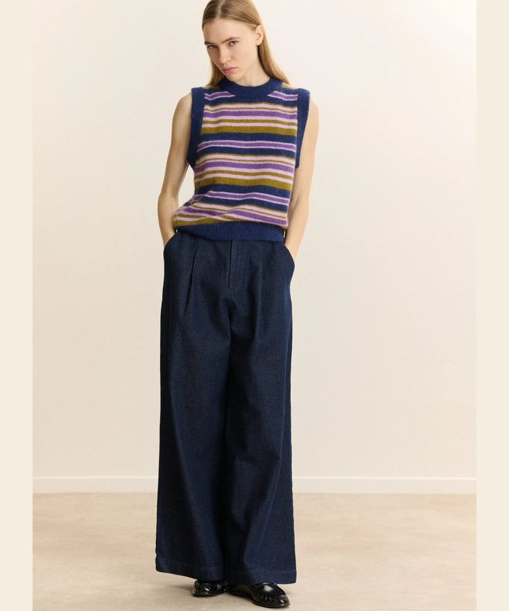 Pantalon Voltaire Brut Garance Paris porté en pied avec pull rayé