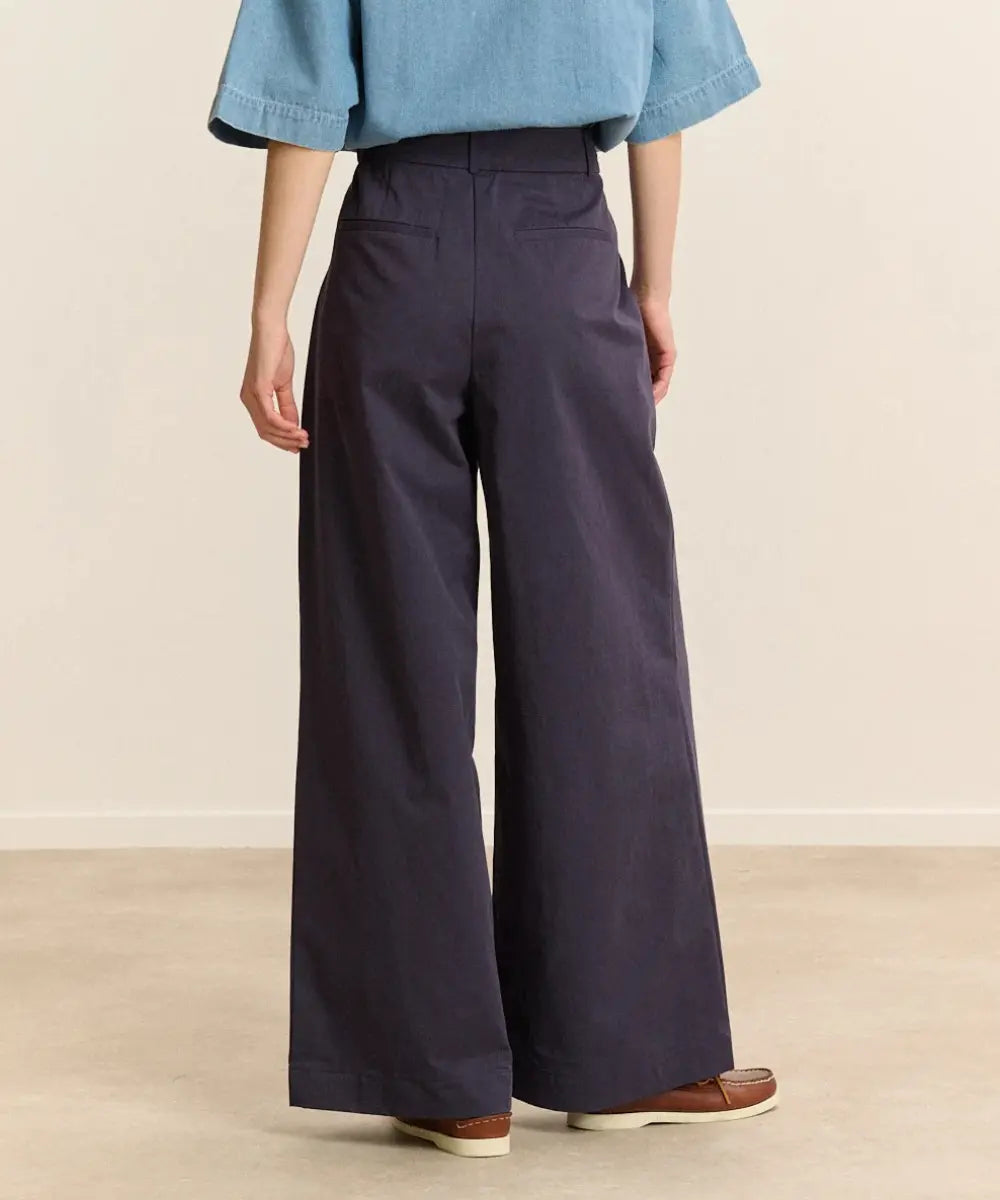 Pantalon large taille haute bleu marine pour femme à pinces modèle Voltaire de Garance.