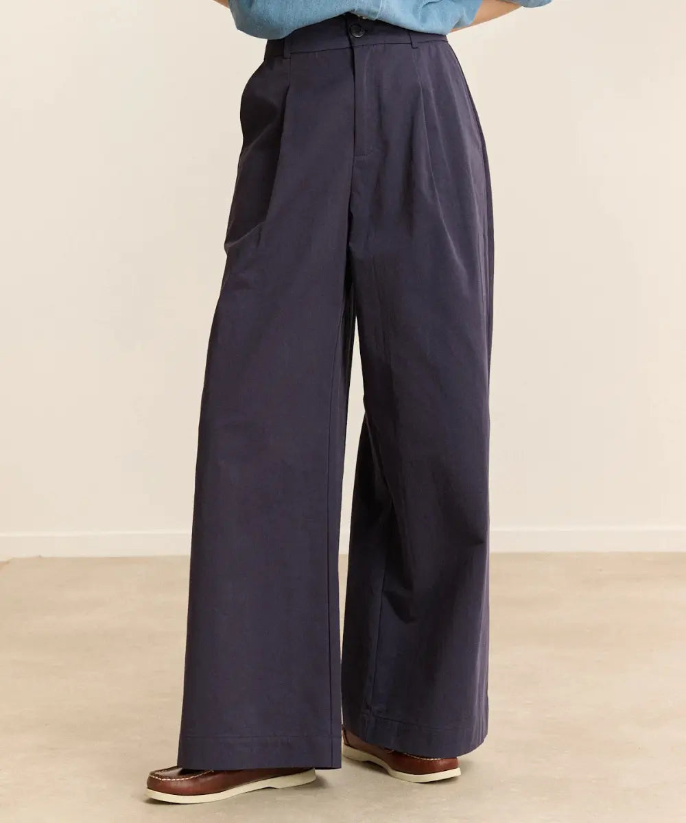 Pantalon large taille haute bleu marine pour femme à pinces modèle Voltaire de Garance.