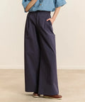 Pantalon large taille haute bleu marine pour femme à pinces modèle Voltaire de Garance.
