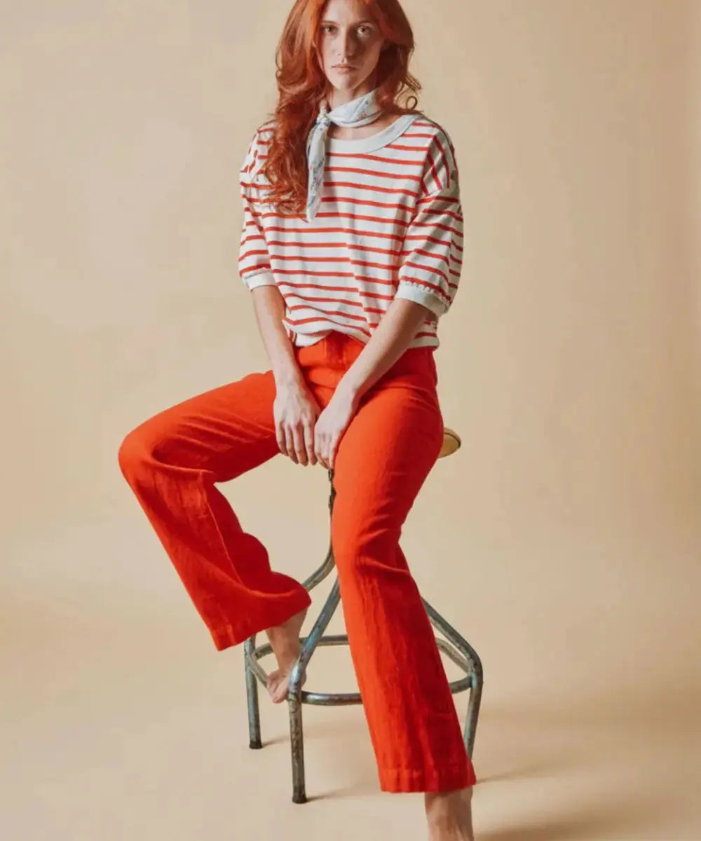 Femme portant le pantalon droit en lin rouge coquelicot de la marque Emile et Ida