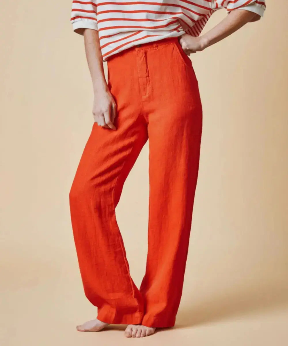 Photo portée du pantalon droit en lin rouge coquelicot de Emile et Ida