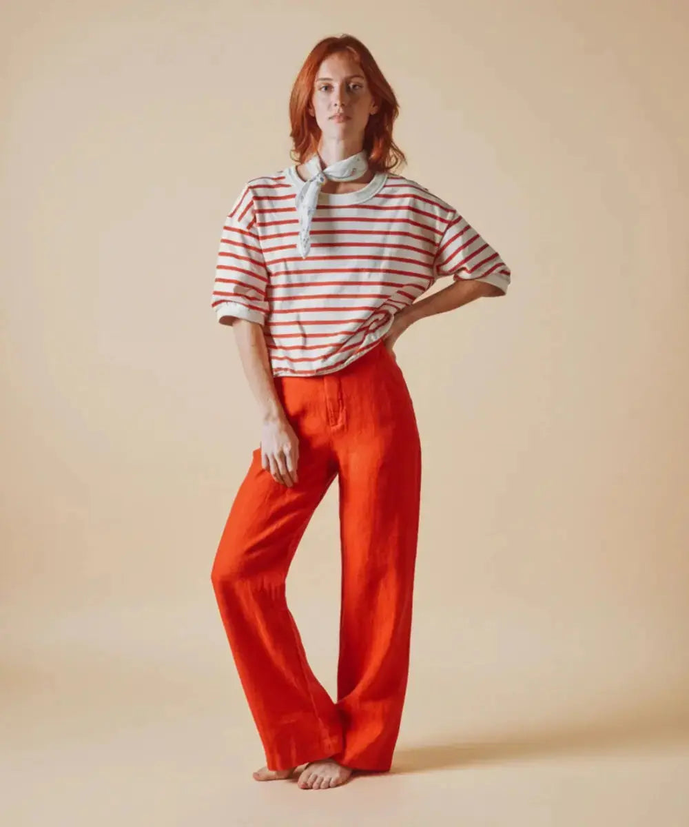 Photo d'une tenue complète composée d'un pantalon droit Rouge coquelicot accompagné d'une marinière.