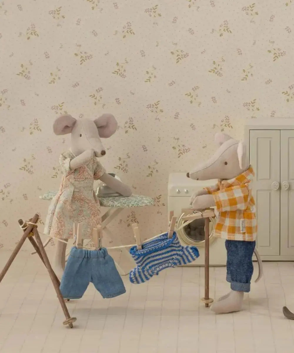 Papa Souris Maileg Chemise à carreaux et pantalon denim en situation