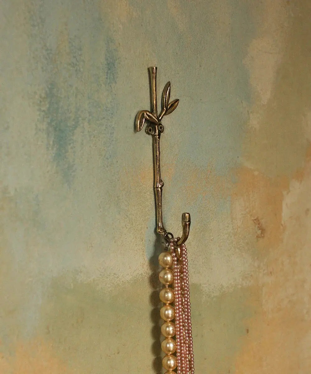 Patere murale en laiton dore forme bambou doing goods pour bijoux et foulards.
