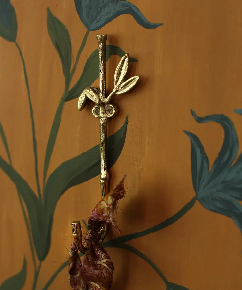 Patere murale en laiton dore forme bambou doing goods pour bijoux et foulards.