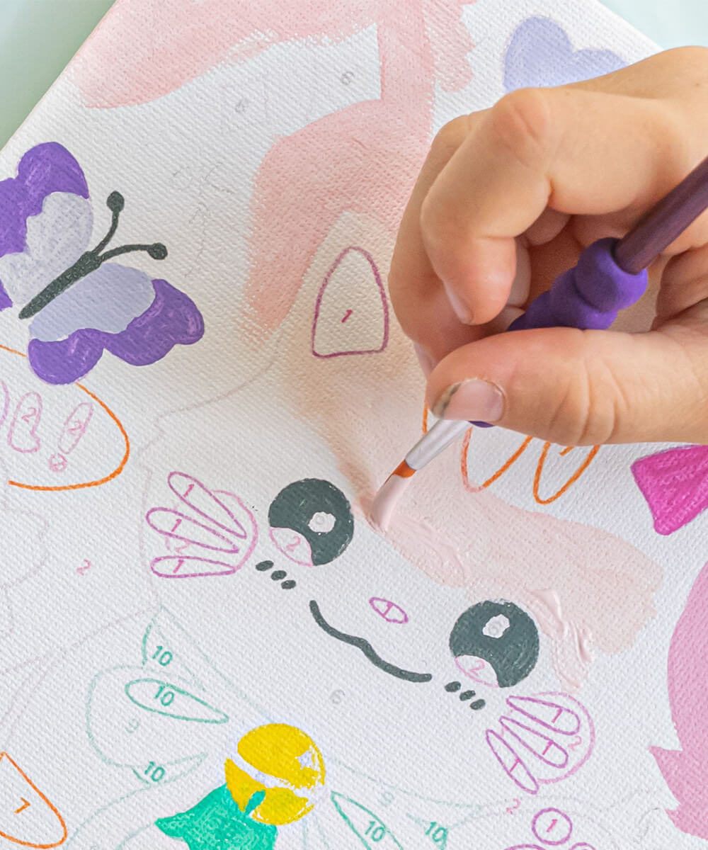 Peinture au numéro enfant Maneki Neko de la marque La Petite Épicerie, en mise en scène