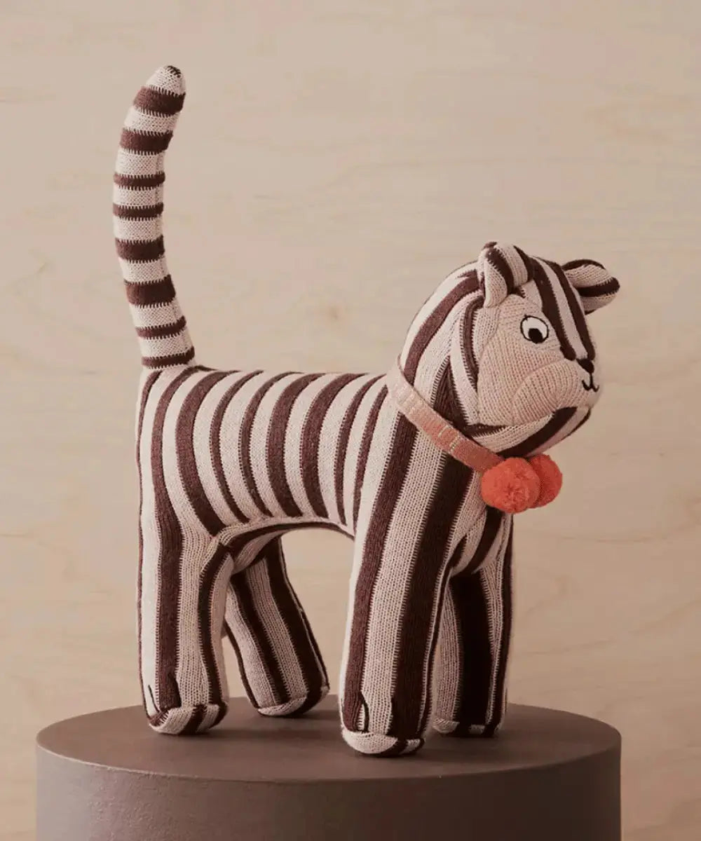 Détail du visage brodé et du tricot en coton de la peluche Mimi Cat