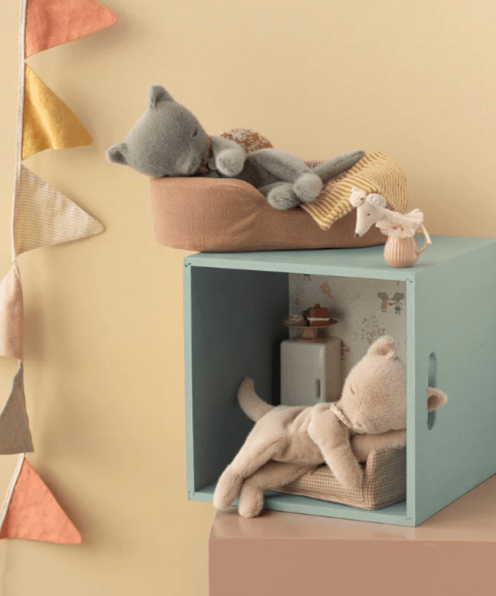 Vue en situation de la Peluche Chaton endormi Gris | Maileg